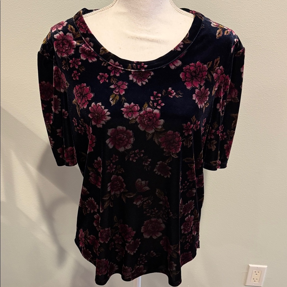1. STATE Black and Pink Floral Velvet Blouse  XL Pit to pit 22 .Stretches to 24